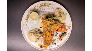 File de biban de mare in crusta de porumb cu piure de cartofi si sos de mango cu rodie