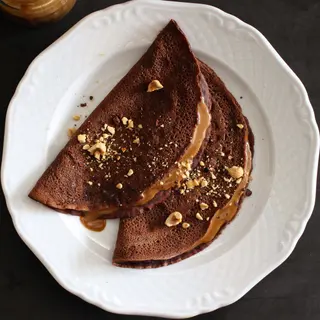 Crêpes con cioccolato e frutta secca