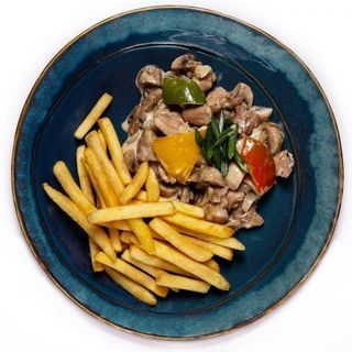 Курица с грибами под сливочным соусом