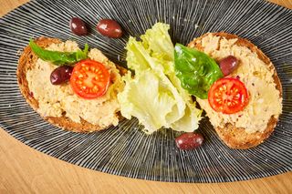 BRUSCHETE CU CREMA DE TON SI CEAPA ROSIE