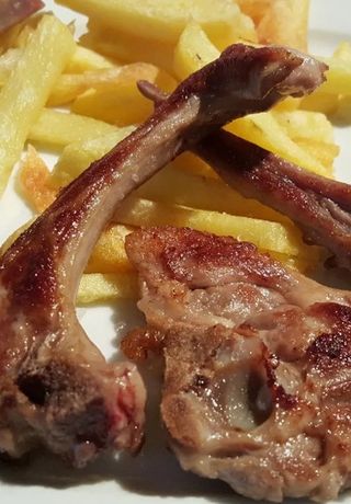 Cordero de solo carne y patatas fritas