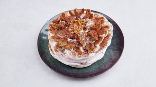 Tort bezowy dakłas z bakaliami