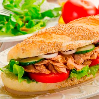 Bocadillo De Atún Con Lechuga Y Tomate