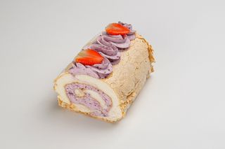 Меренговый рулет с черничной начинкой, половинка (425г)