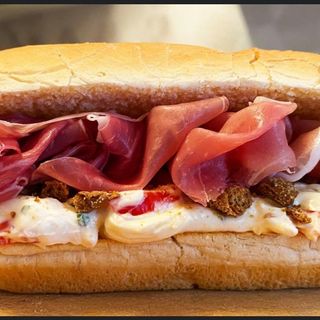 Panino con crudo e mozzarella 