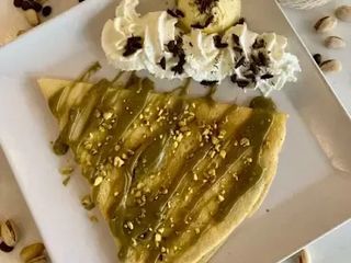 34D. Z pistacją, malinami, lodami, bitą śmietaną