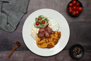 Njeguška kobasica sa mladim sirom, prženicom i tartar salata