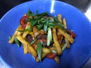 Картофель фри с говядиной и овощами 