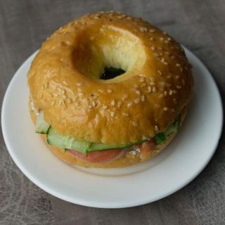 Бейгл с красной рыбой