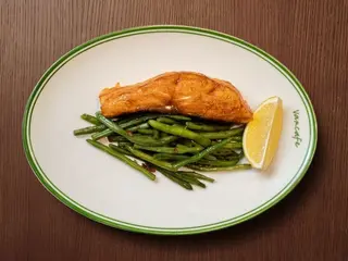 Стейк із лосося зі спаржевою квасолею (220g)