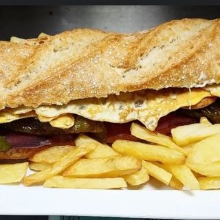 Serranito Clásico De Pollo Empanado