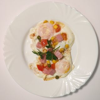 Яєшня з овочами та шинкою (150г)
