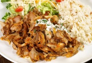 Plato De Ensalada Con Carne Y Arroz