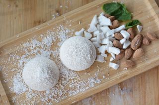 Mochi helado de almendara tostada y coco (1 und)