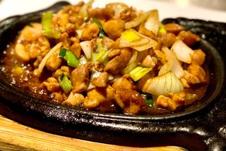 Pollo servido en plancha