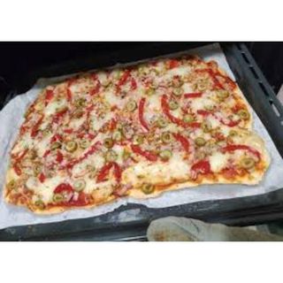 Pizza De Atún Con Pimientos Y Olivas (35 Cm. X 20 Cm.)