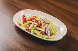 4. Svježa salata sa krastavcem paprikom i lukom