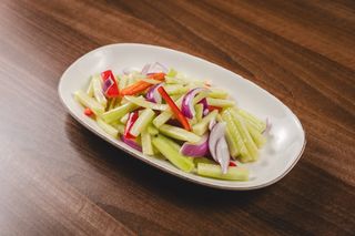 4. Svježa salata sa krastavcem paprikom i lukom