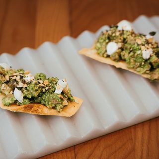 Coca Dacsa, pesto de pipas de calabaza y lomo ibérico ahumado