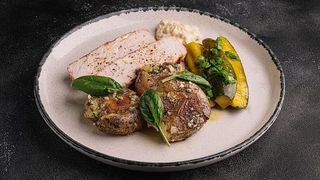 Філе індички з молодою картоплею та гірчичними огірками (140/110/40/30 г)