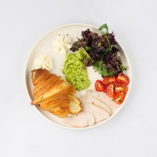 Круассан поджаренный на гриле с индейкой