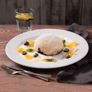 Knedlik bułczany z jagodami i owocami