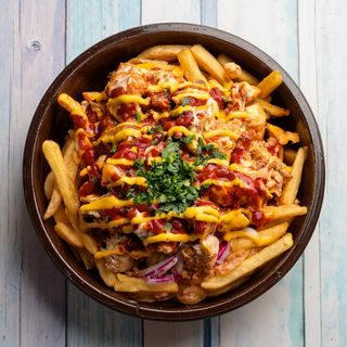 Patatine con pulled pork e salsa
