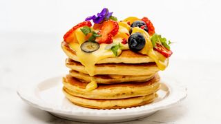 Панкейки с манго соусом и малиновым конфи