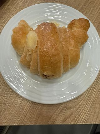 Cornetto di pasta sfoglia alla crema