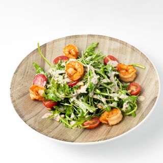 Салат с рукколой и креветками