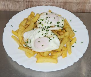 Patatas Fritas Caseras Con (2 uds.) Huevos Fritos