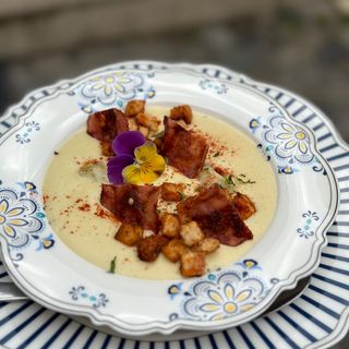 Supă cremă de usturoi copt și chips de parmezan