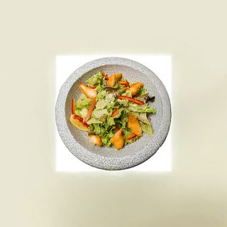 Салат с креветками и пикантным соусом