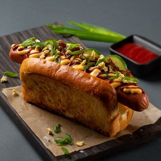 Хот-дог з молочною сосискою і перцем конфі