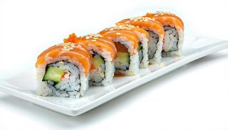 Uramaki salmone e avocado