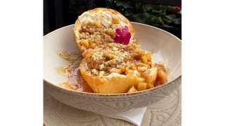 Pieczony pączek z mascarpone, jabłkiem prażonym I kruszonką