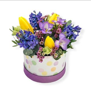 Aranjament cu zambile, lalele, frezii si chamelaucium