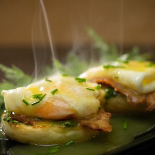 Поширани яйца със спанак, бекон и сос холандез