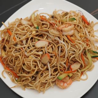 Spaghetti cinesi saltati con fantasia di mare