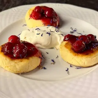 Сирники з рікоттою та вишневим компоте (270 гр)