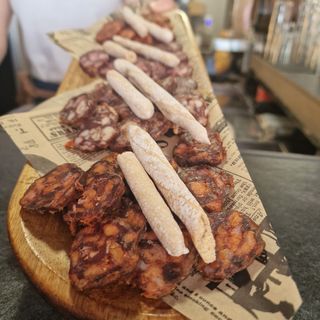 Tabla de embutidos de caza (Ciervo y jabalí)