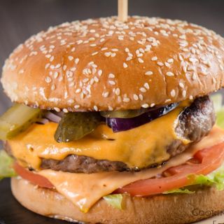 Техникум бургер с картофки и кока кола