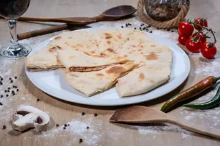 Placintă cu șuncă și cașcaval