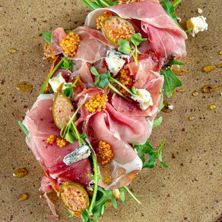 Bruschetta cu prosciutto și brânză dorblu