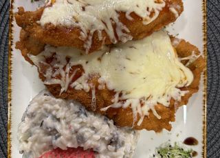 Șnițel gratinat cu orez sălbatic