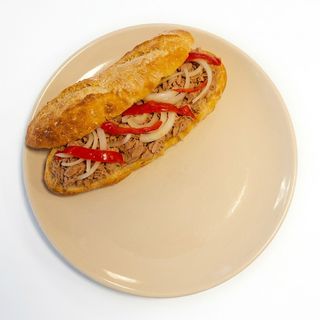 bocadillo de bonito encebollado