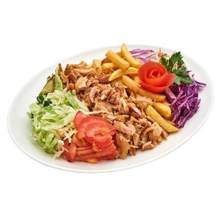 Plato pollo con ensalda y patatas