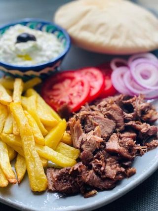 GYROS DE PORC CU CARTOFI PRAJITI