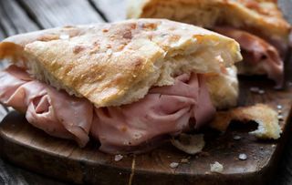 Schiacciata ripiena con Mozzarella e Prosciutto Cotto