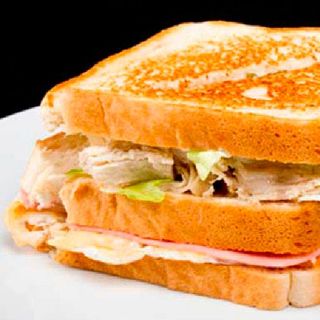 Sándwich De Pollo De Tres Plantas